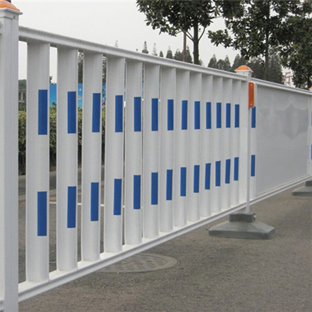 公路防护栏.jpg 公路防护栏.jpg